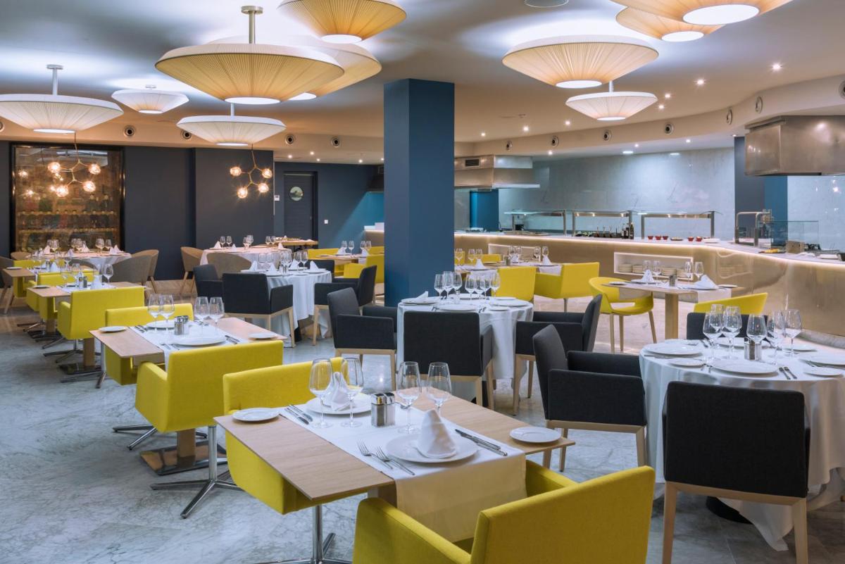 Un restaurante o sitio para comer en Mediterraneo Bay Hotel & Resort