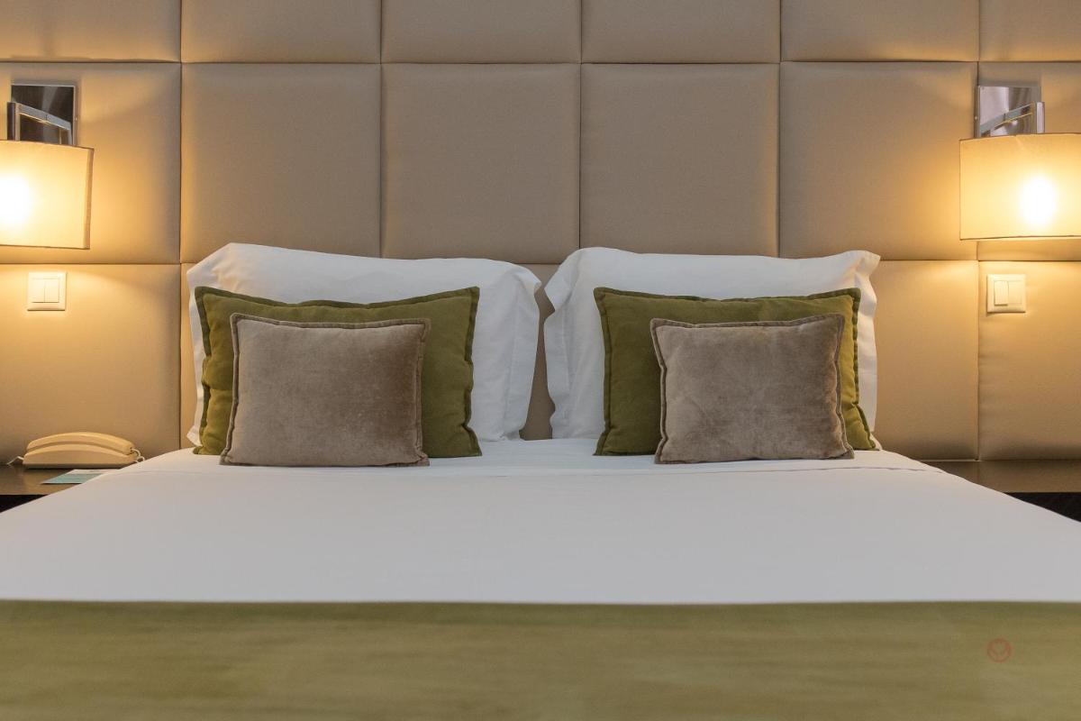 Uma cama ou camas num quarto em Your Hotel & Spa Alcobaça