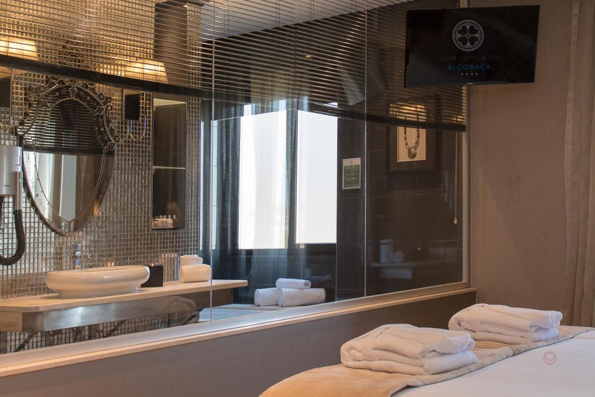 Uma casa de banho em Your Hotel & Spa Alcobaça