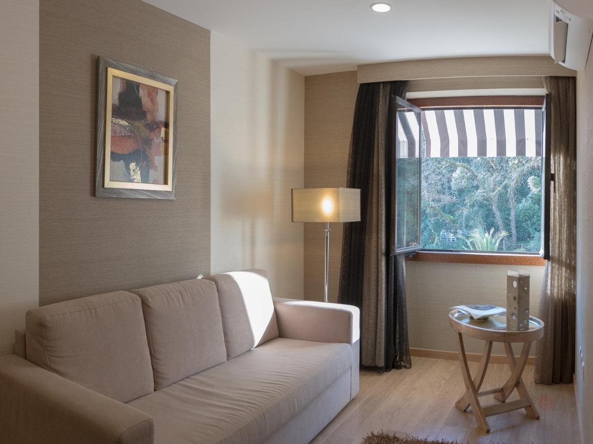 Uma área de estar em Your Hotel & Spa Alcobaça