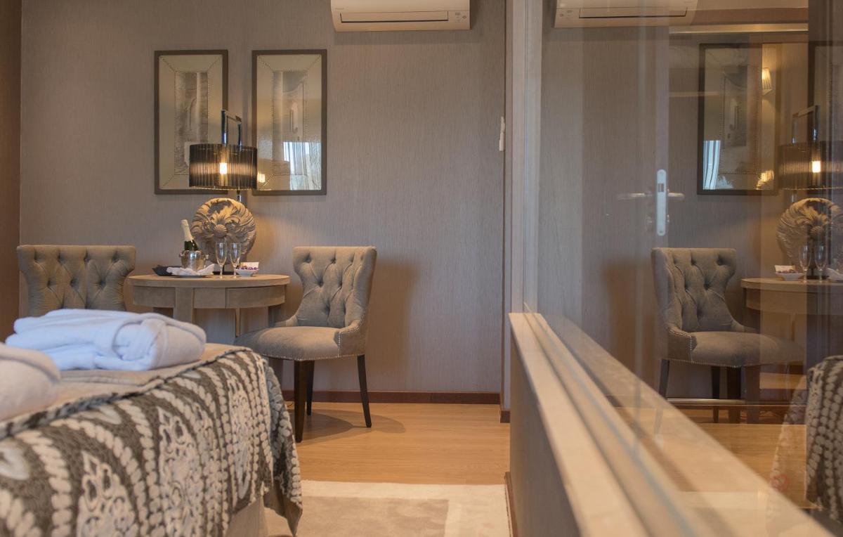 Uma área de estar em Your Hotel & Spa Alcobaça