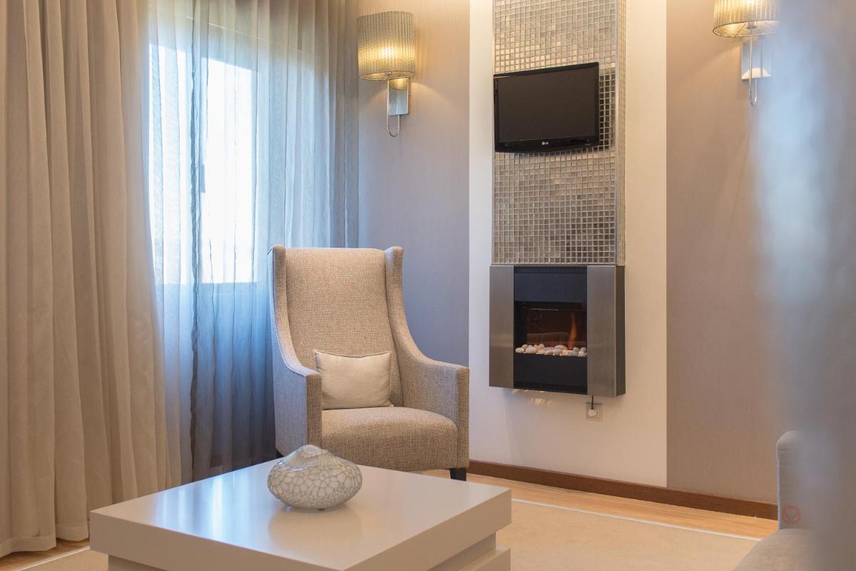 Uma televisão e/ou sistema de entretenimento em Your Hotel & Spa Alcobaça