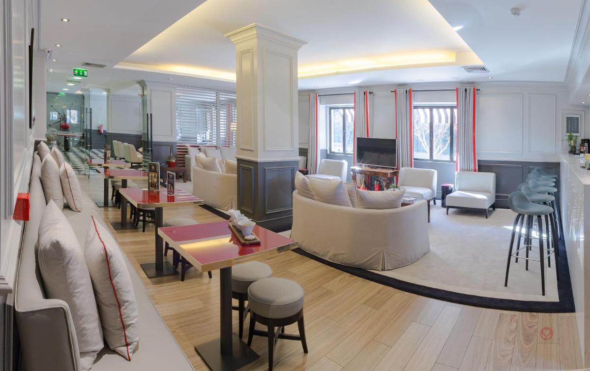 Uma televisão e/ou sistema de entretenimento em Your Hotel & Spa Alcobaça