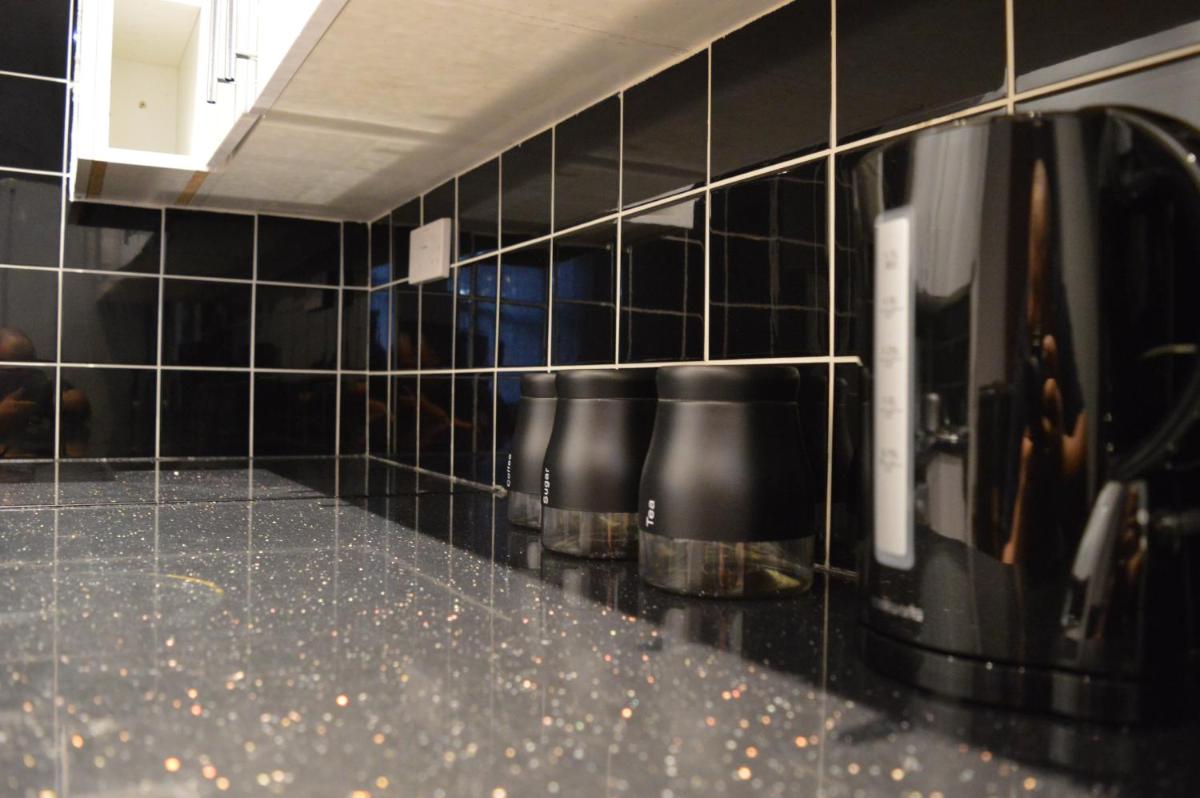 Spacious Shude Hill Apartment With Balcony - Housity