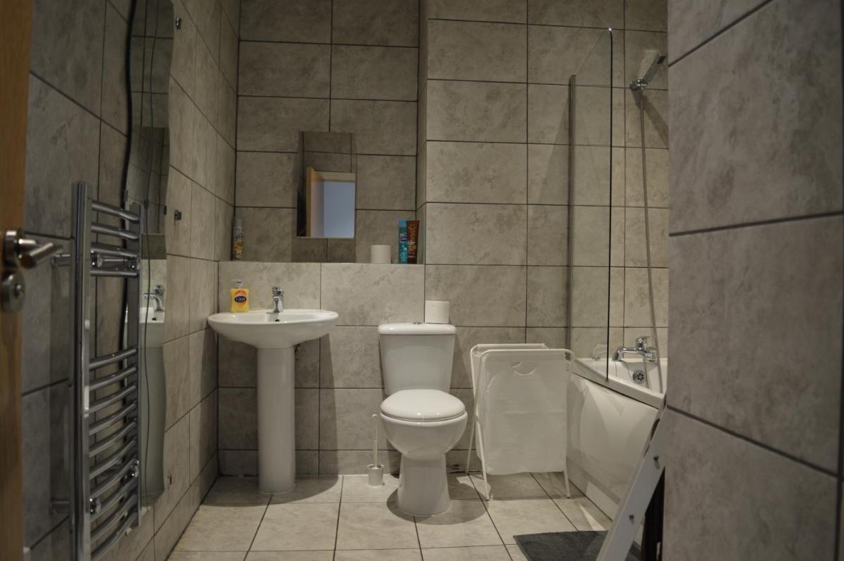 Spacious Shude Hill Apartment With Balcony - Hizvo