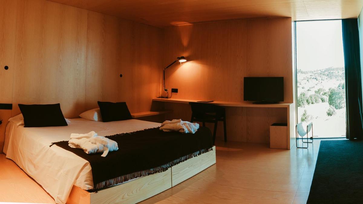 Uma televisão e/ou sistema de entretenimento em Cró Hotel Rural