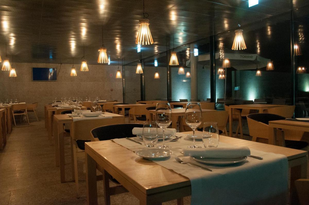 Um restaurante ou outro lugar para comer em Cró Hotel Rural