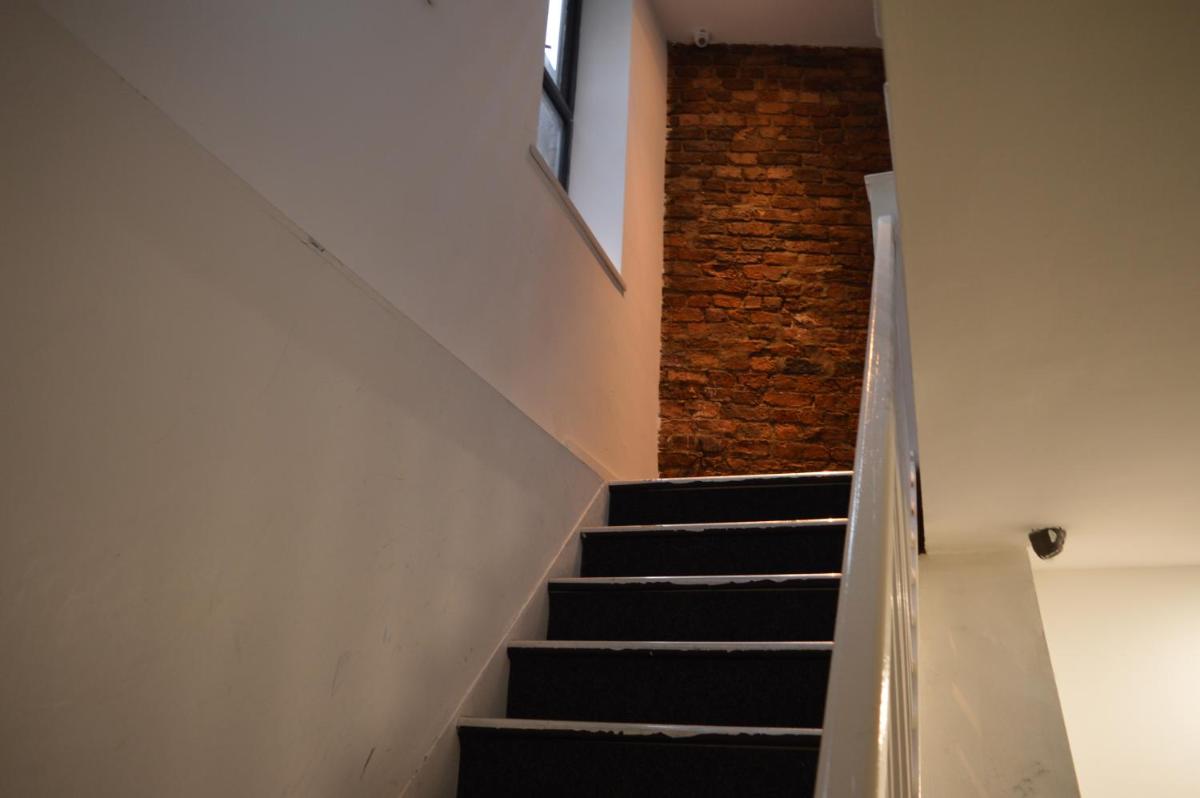 Spacious Shude Hill Apartment With Balcony - Housity