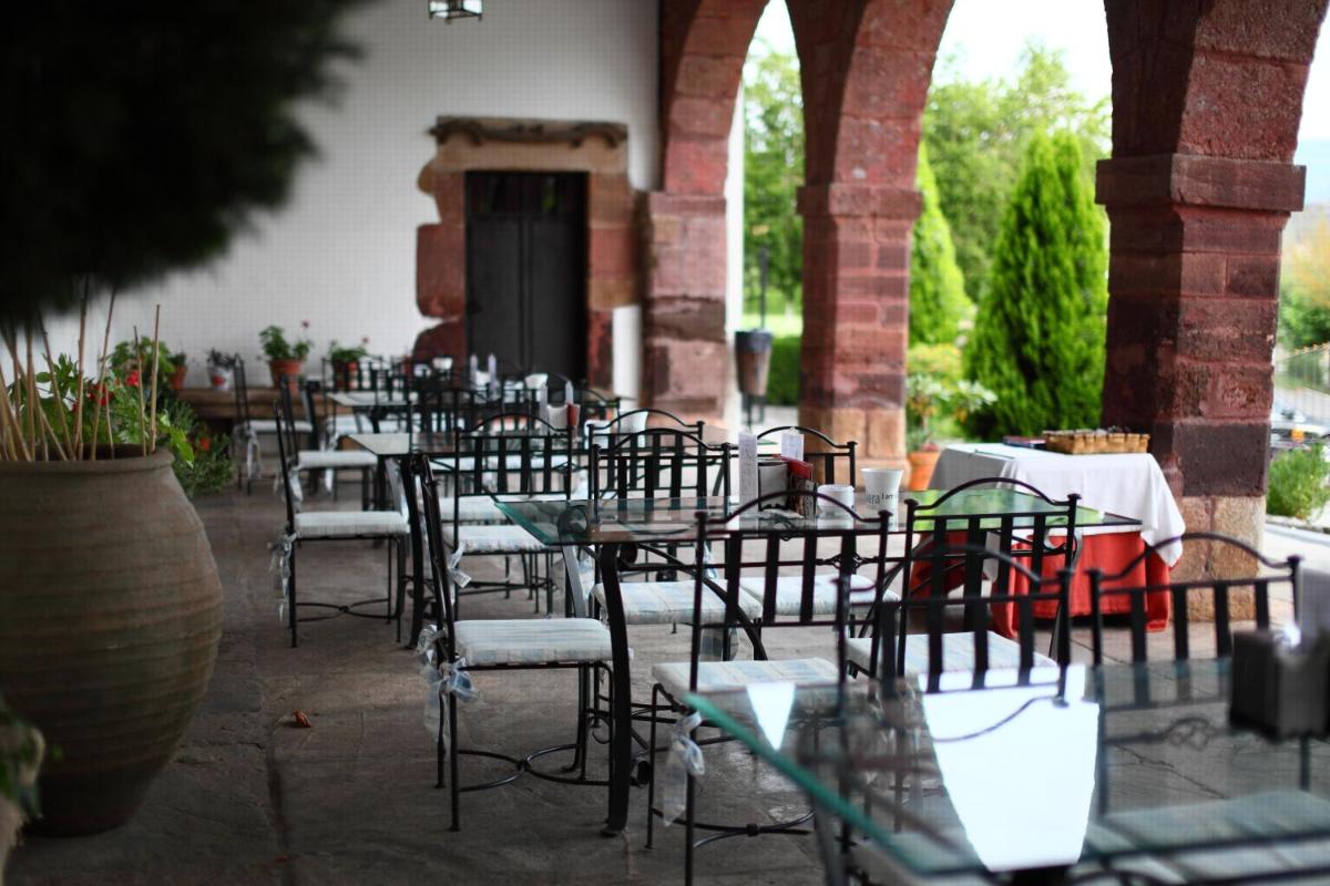Un restaurante o sitio para comer en Hotel Monumento Pazo do Castro