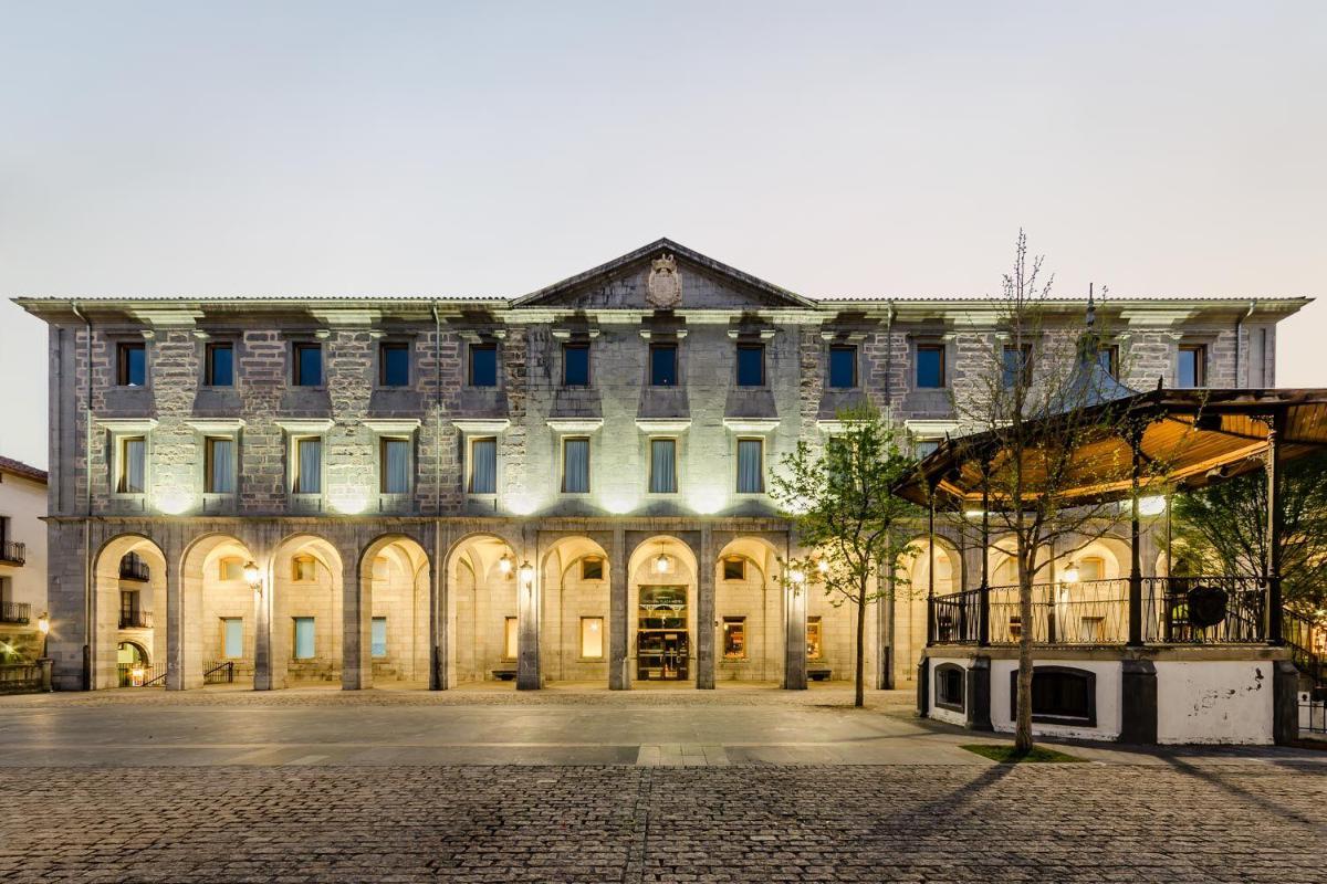 Un gran edificio con un patio delante. en Hotel Balneario Orduña Plaza, en Orduña