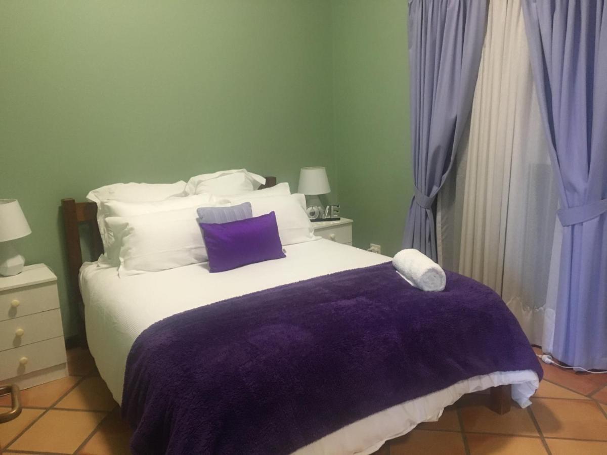 Family 3 Bedroom Rural Home on top of Chandlers Hill 2km to Wineries - Housity
