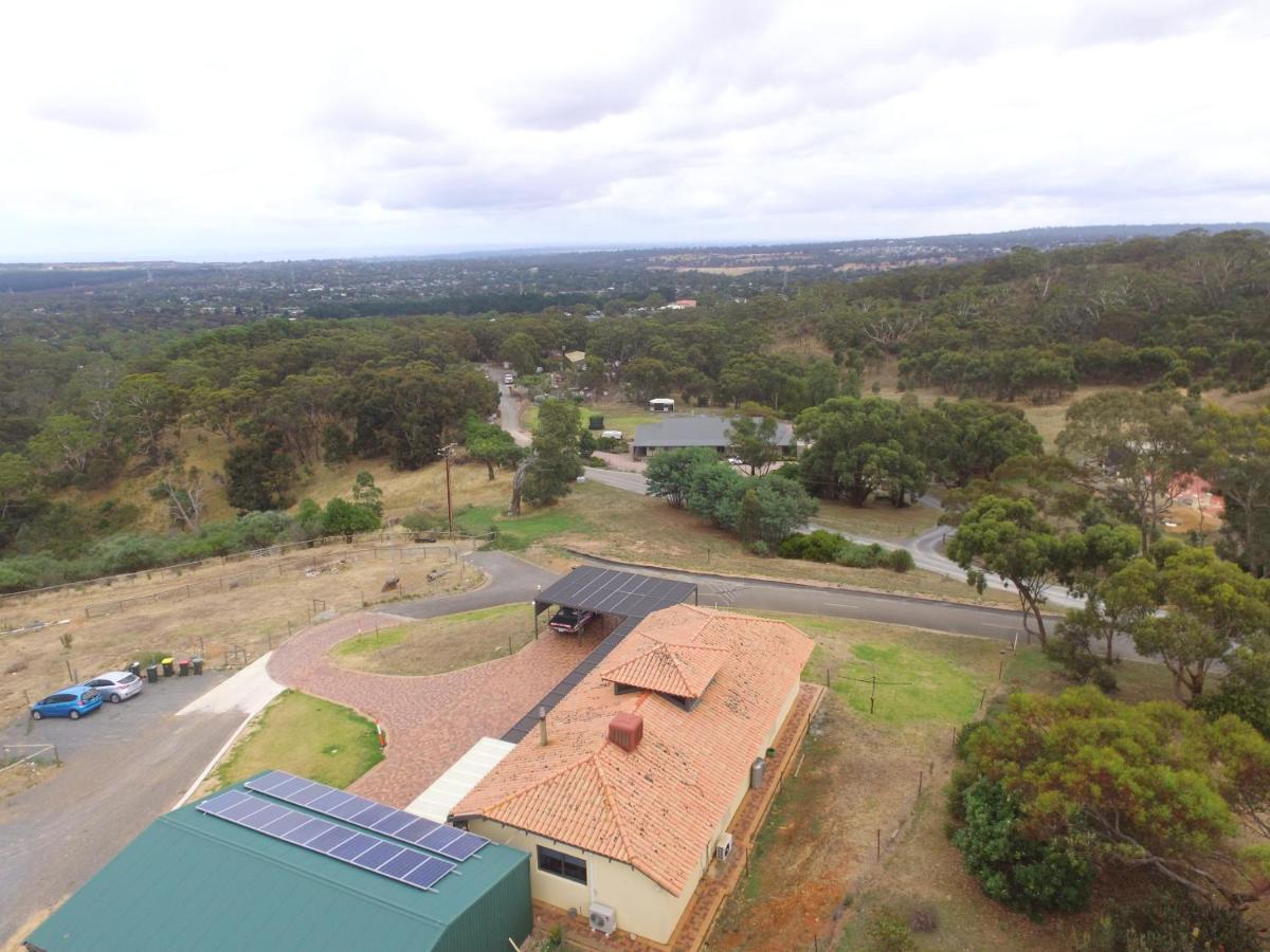 Family 3 Bedroom Rural Home on top of Chandlers Hill 2km to Wineries - Housity