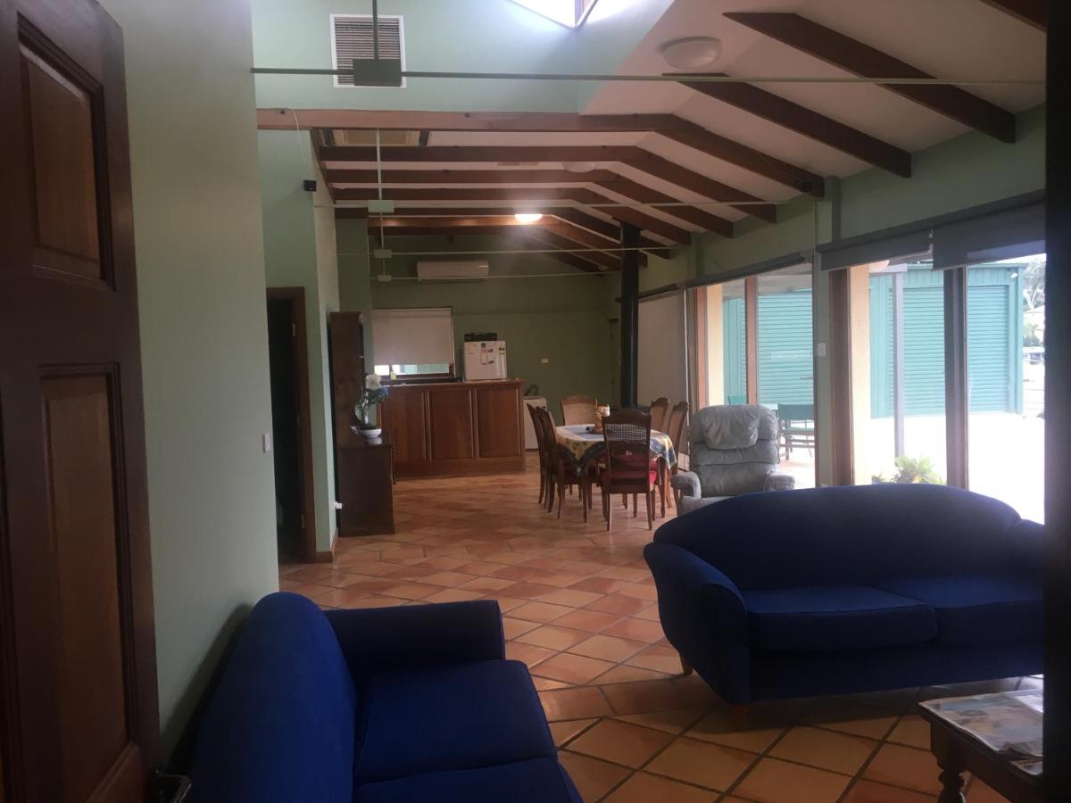 Family 3 Bedroom Rural Home on top of Chandlers Hill 2km to Wineries - Housity