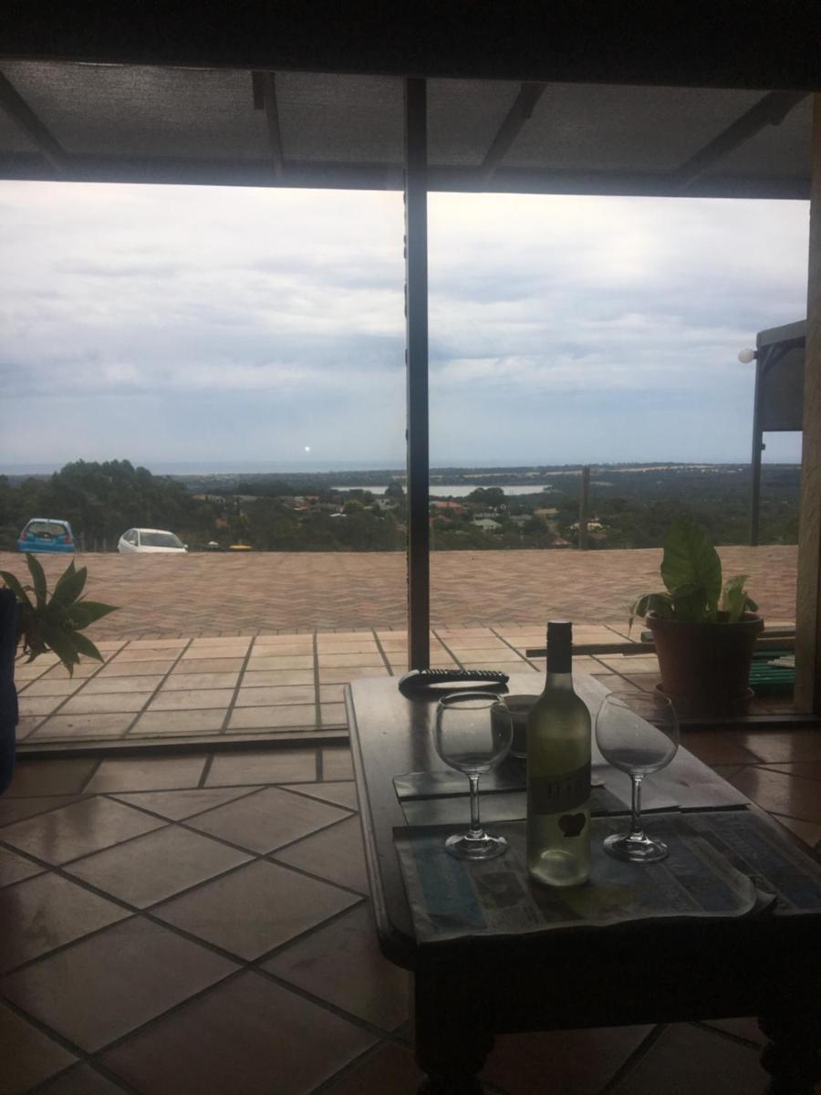Family 3 Bedroom Rural Home on top of Chandlers Hill 2km to Wineries - Housity