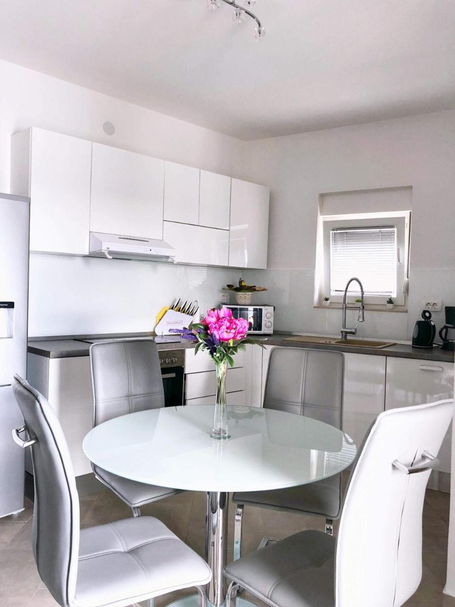 Apartments Roko Kolinda - Housity