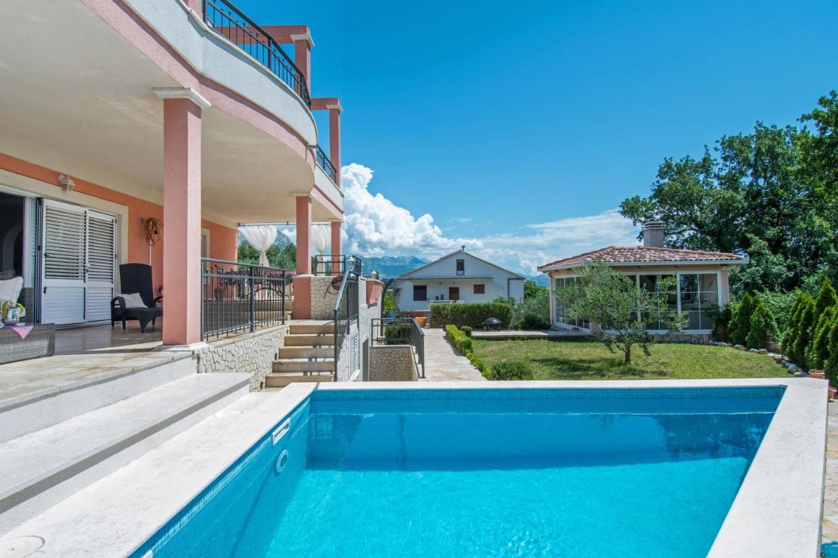 Villa Dita - with the pool close to Split - Housity