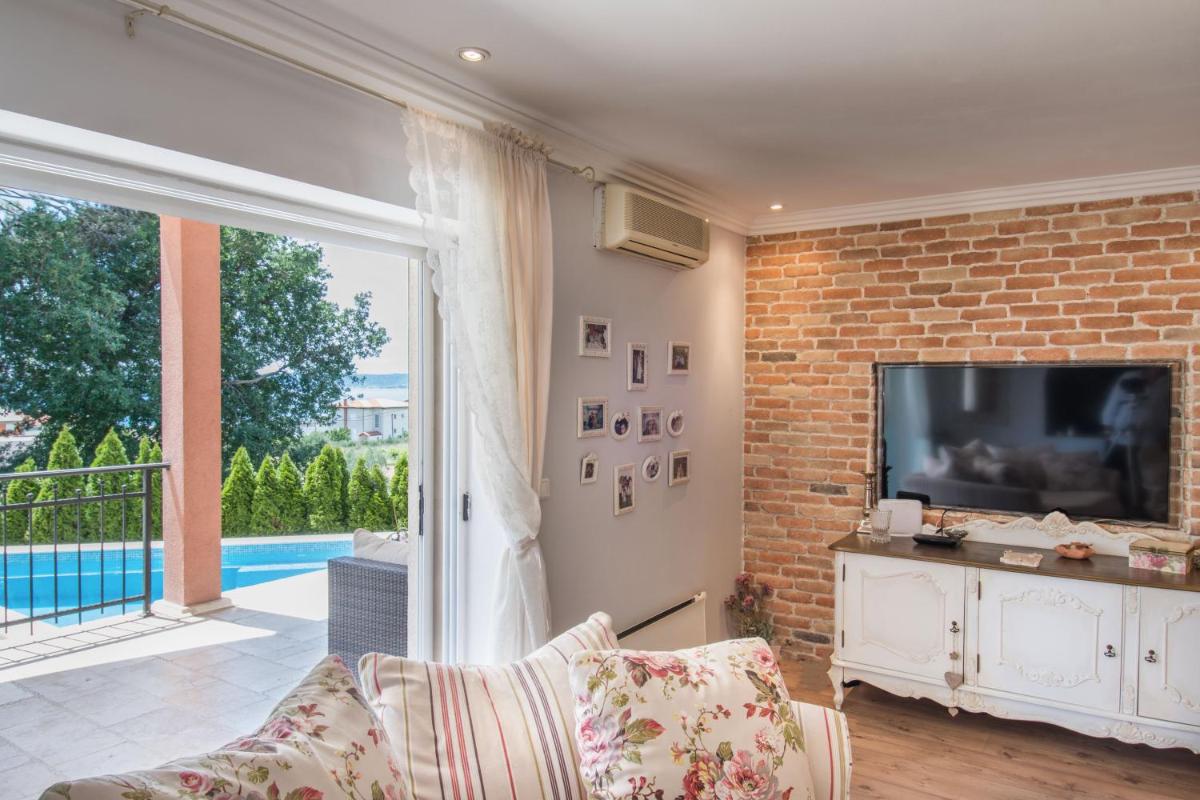 Villa Dita - with the pool close to Split - Housity