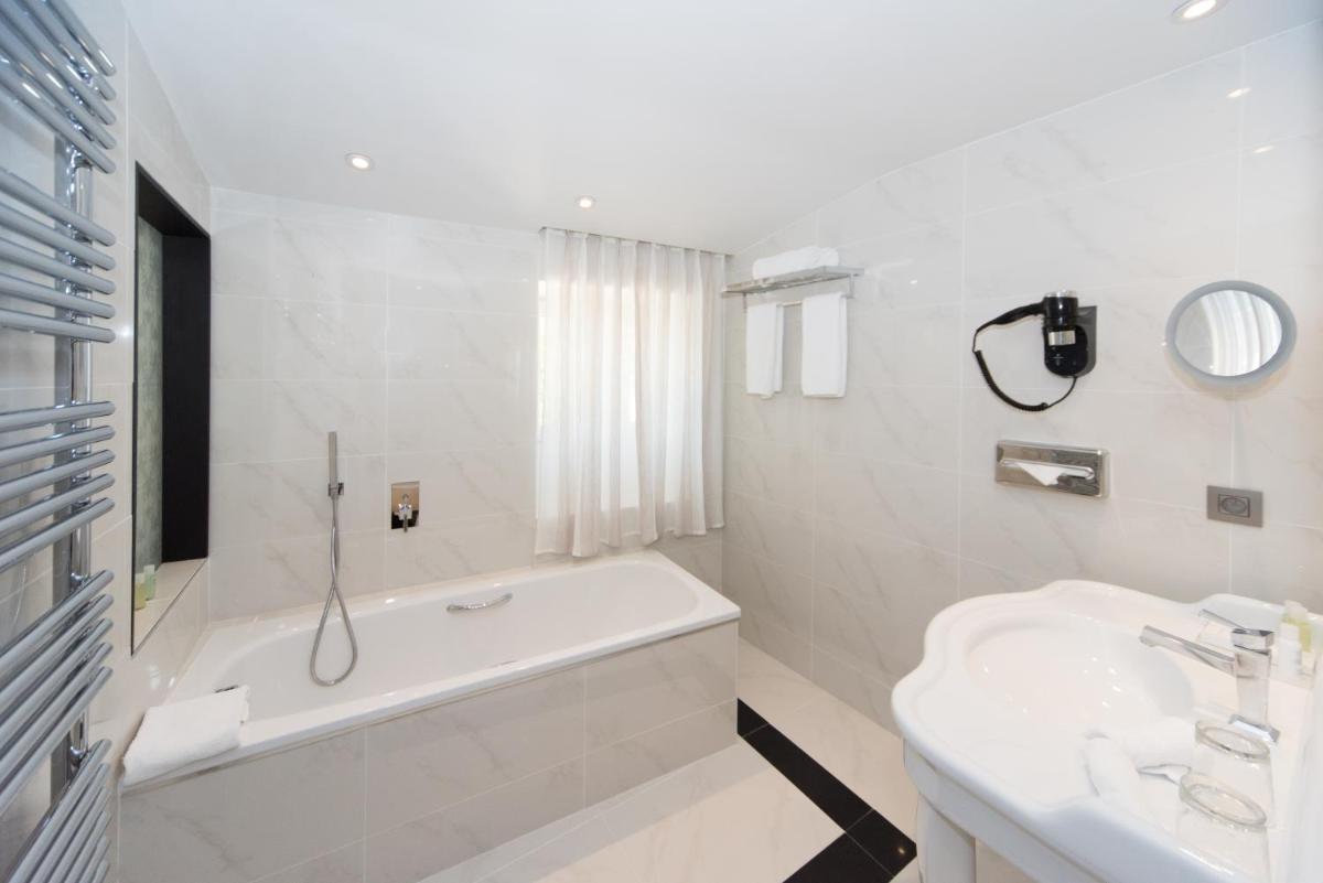 Salle de bains dans l'établissement Hotel Les Bories & Spa