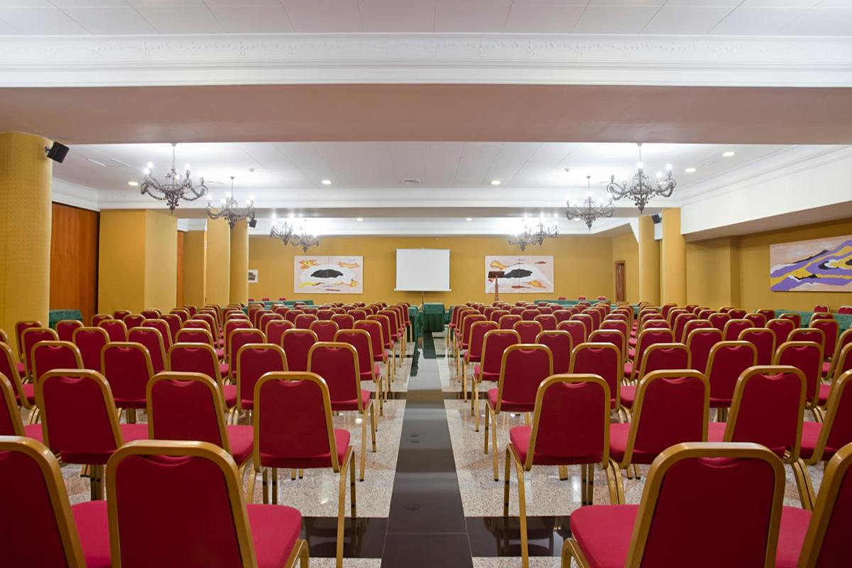 Zona business o sala de conferencias en Ilunion Les Corts Spa