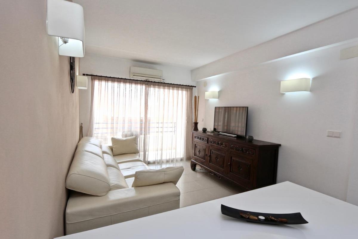 3- bedroom apartment in the centre of Calpe with nice living room, 1 bathroom. - Housity