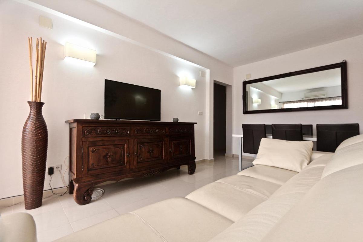 3- bedroom apartment in the centre of Calpe with nice living room, 1 bathroom. - Housity