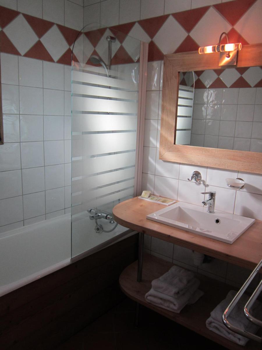 Salle de bains dans l'établissement Logis Hotel Gai Soleil