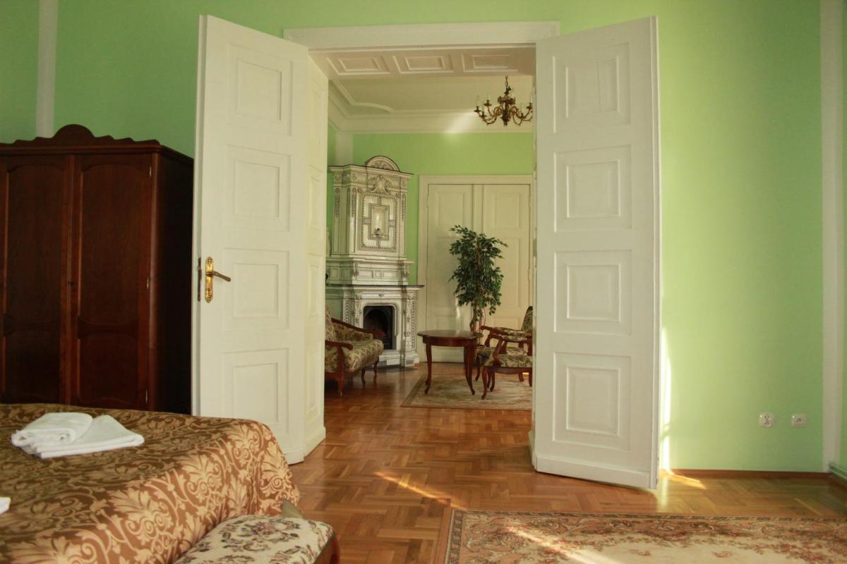 Pałac w Nosowie - Housity