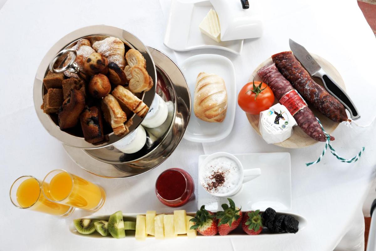 Comida en o cerca de este hotel