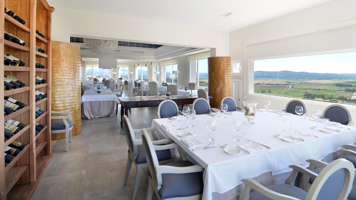Un restaurante o sitio para comer en Fairplay Golf & Spa Resort