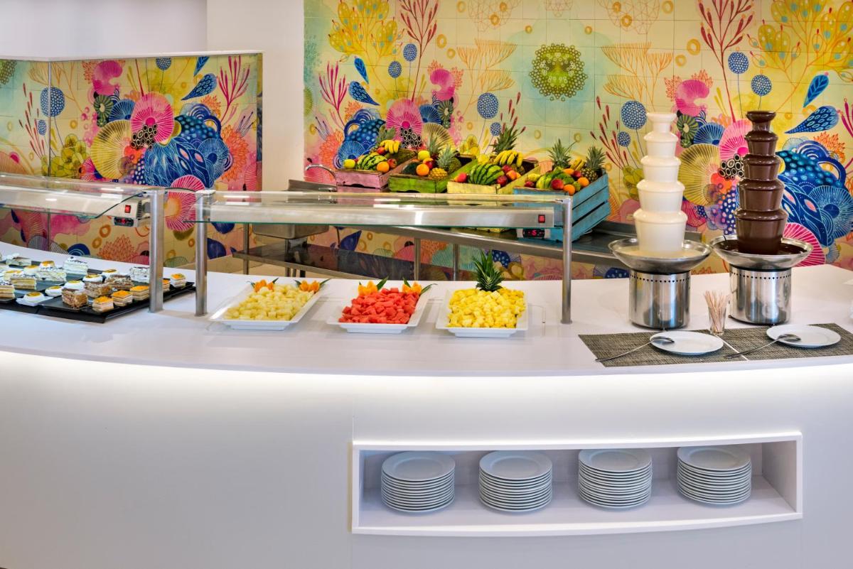 Comida en o cerca de este hotel