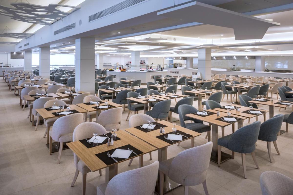 Un restaurante o sitio para comer en Mediterraneo Bay Hotel & Resort