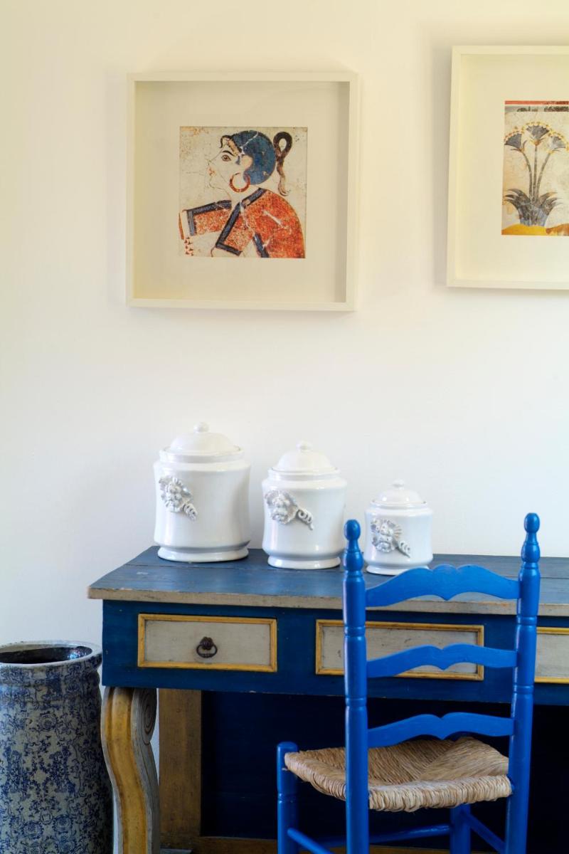 une commode bleue avec une table bleue et blanche dans l'établissement Mas de la Chapelle, à Arles