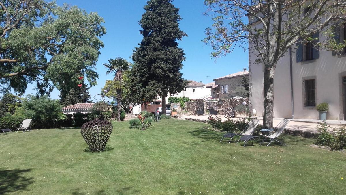 Jardin de l'établissement Logis Hôtel Château De Palaja