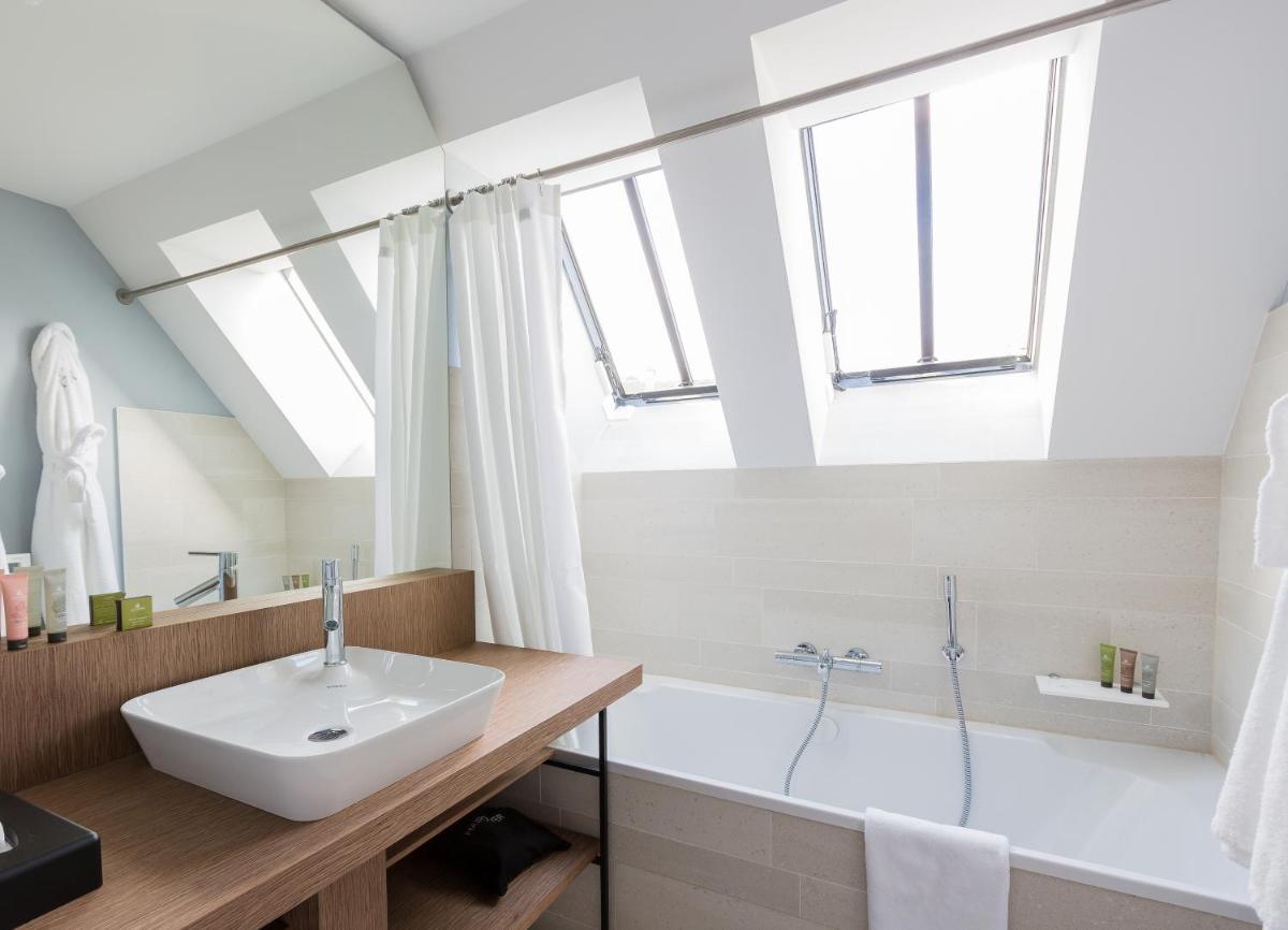 Salle de bains dans l'établissement Golden Tulip Saint Malo– Le Grand Bé