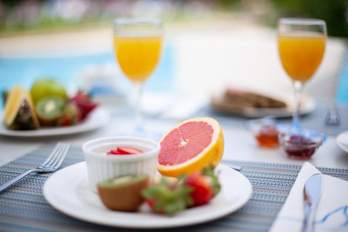 Comida en o cerca de este apartahotel