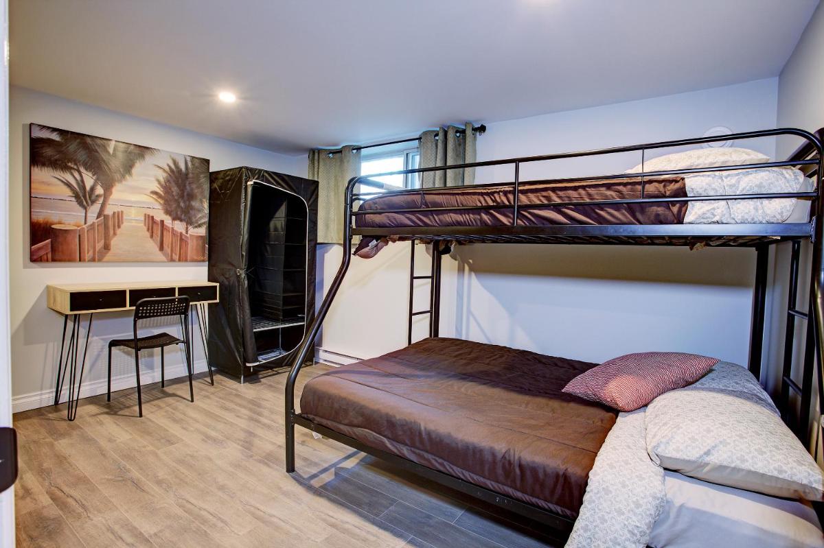 Modern Townhouse with Rooftop Deck - Housity
