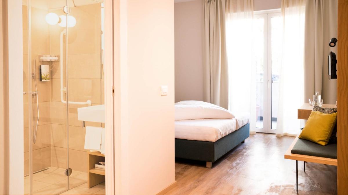 Flora Hotel & Suites - Housity