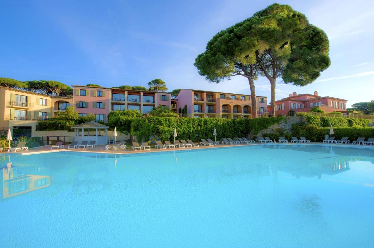 une grande piscine devant certains bâtiments dans l'établissement Hôtel Les Jardins De Sainte-Maxime, à Sainte-Maxime
