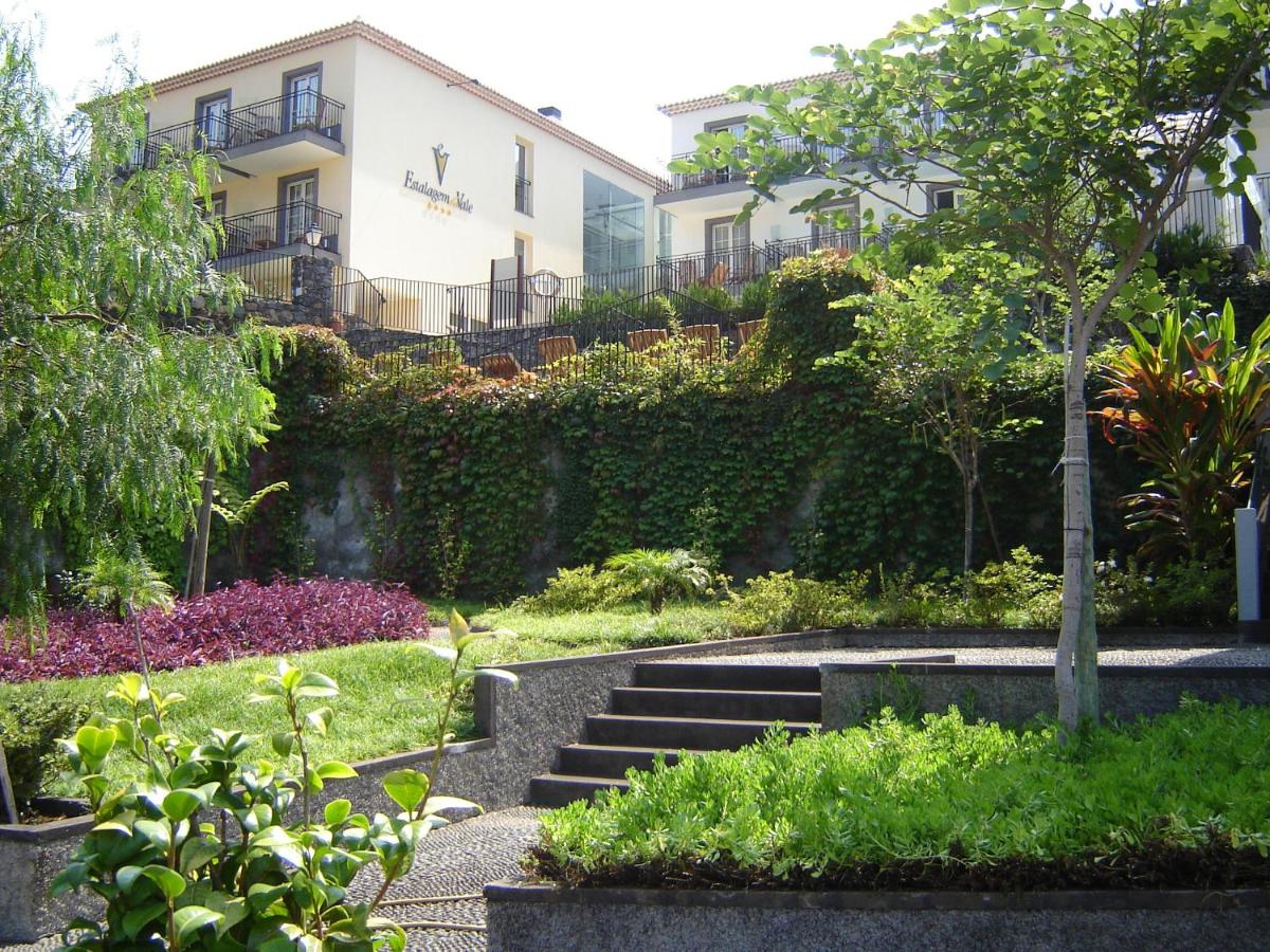 Um jardim no exterior de Estalagem do Vale