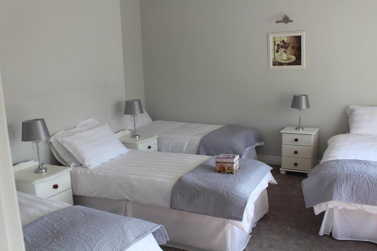 5 mins walk to Carrick - Sleeps 12 - Off road parking - Modern house - Housity