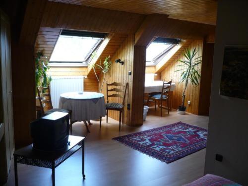 Alt Weeze - Housity