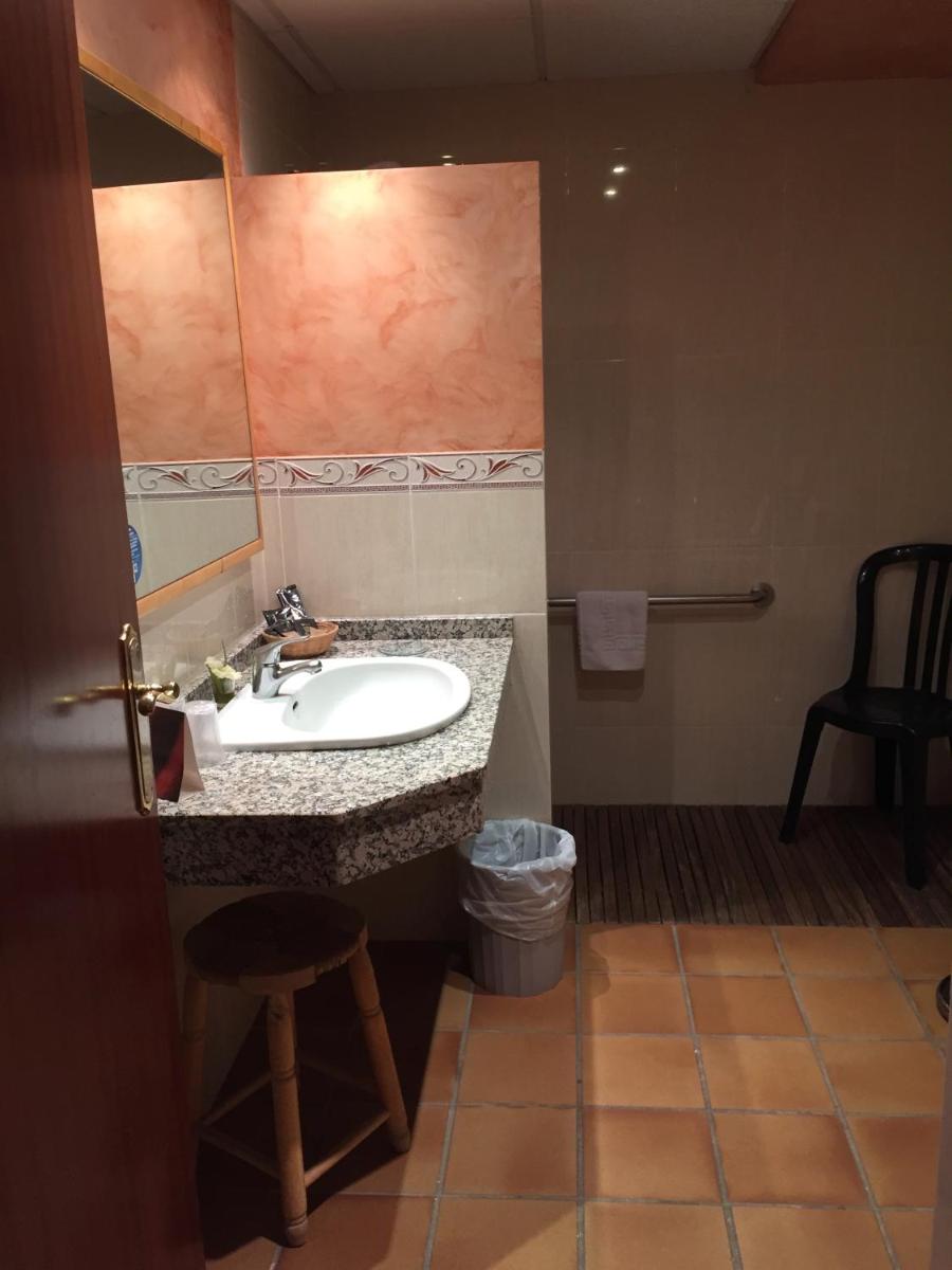Un baño de Hotel Castellote