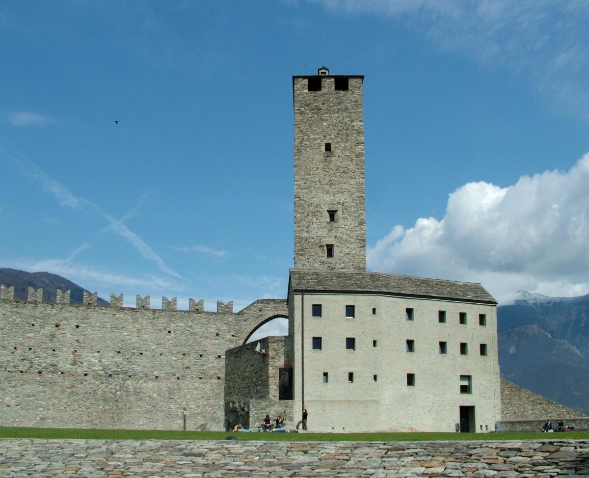 Bellinzona Piazza Collegiata - Housity