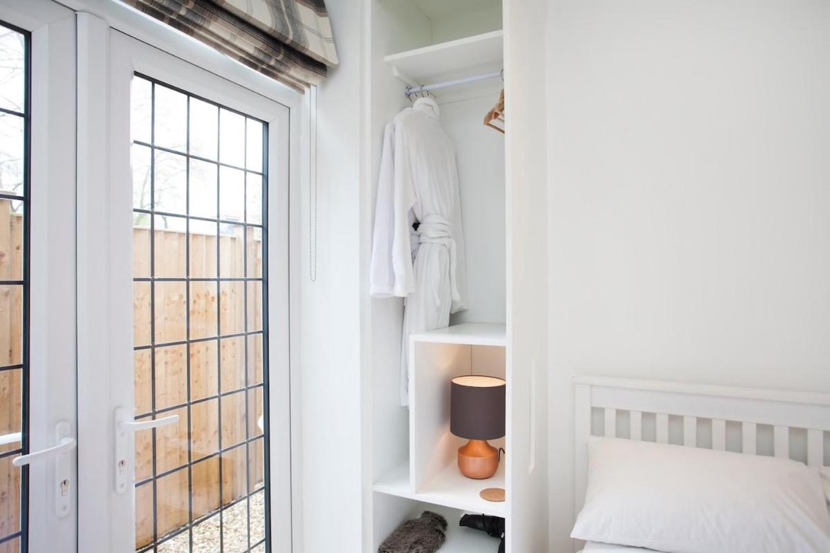 The Woodpecker Snug - Housity
