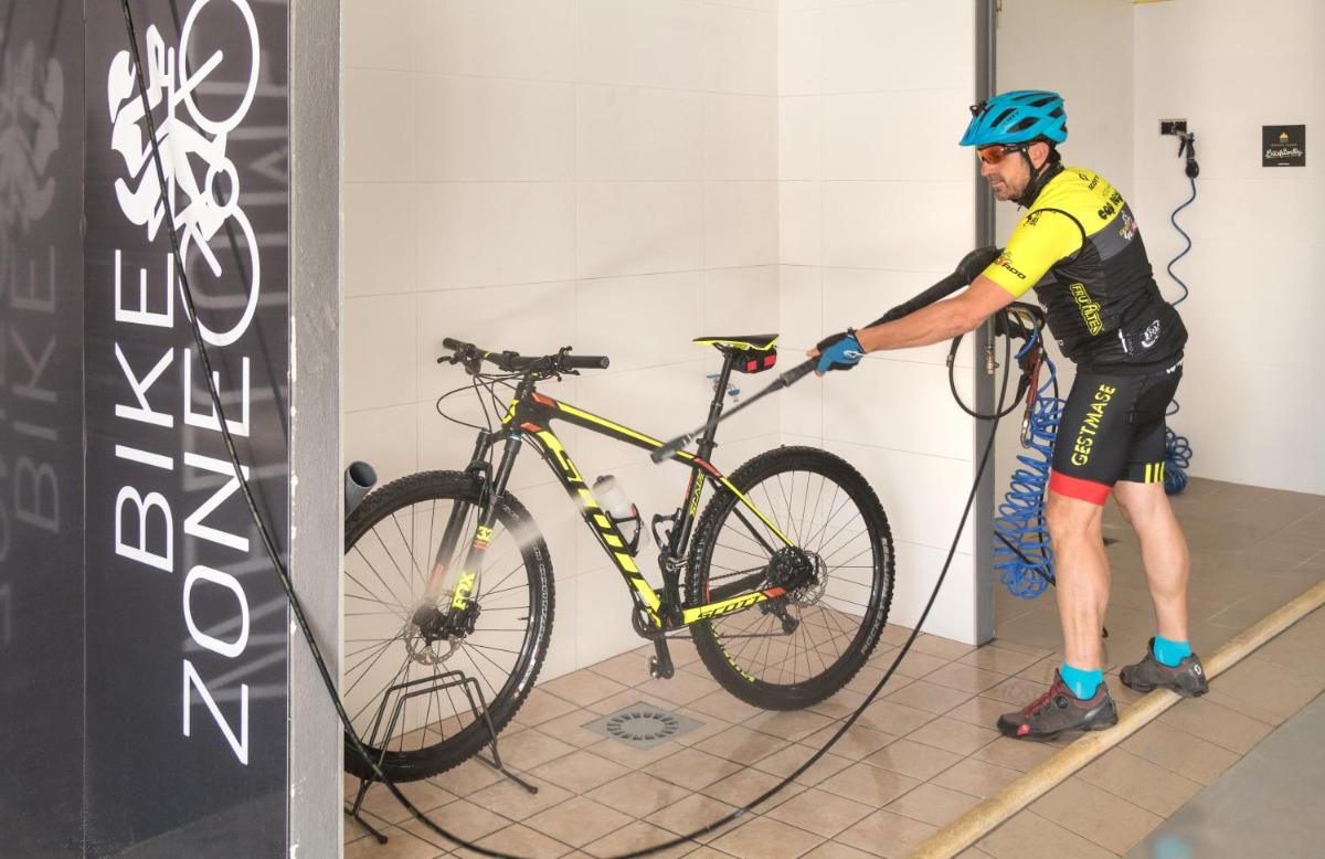 Montar en bicicleta en Hotel Cap Negret o alrededores