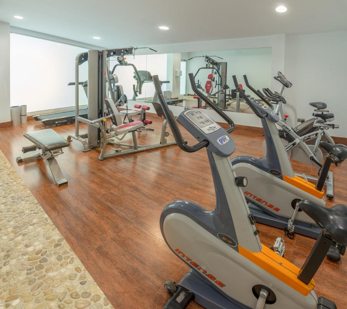 Gimnasio o instalaciones de fitness de Hotel RH Bayren Parc