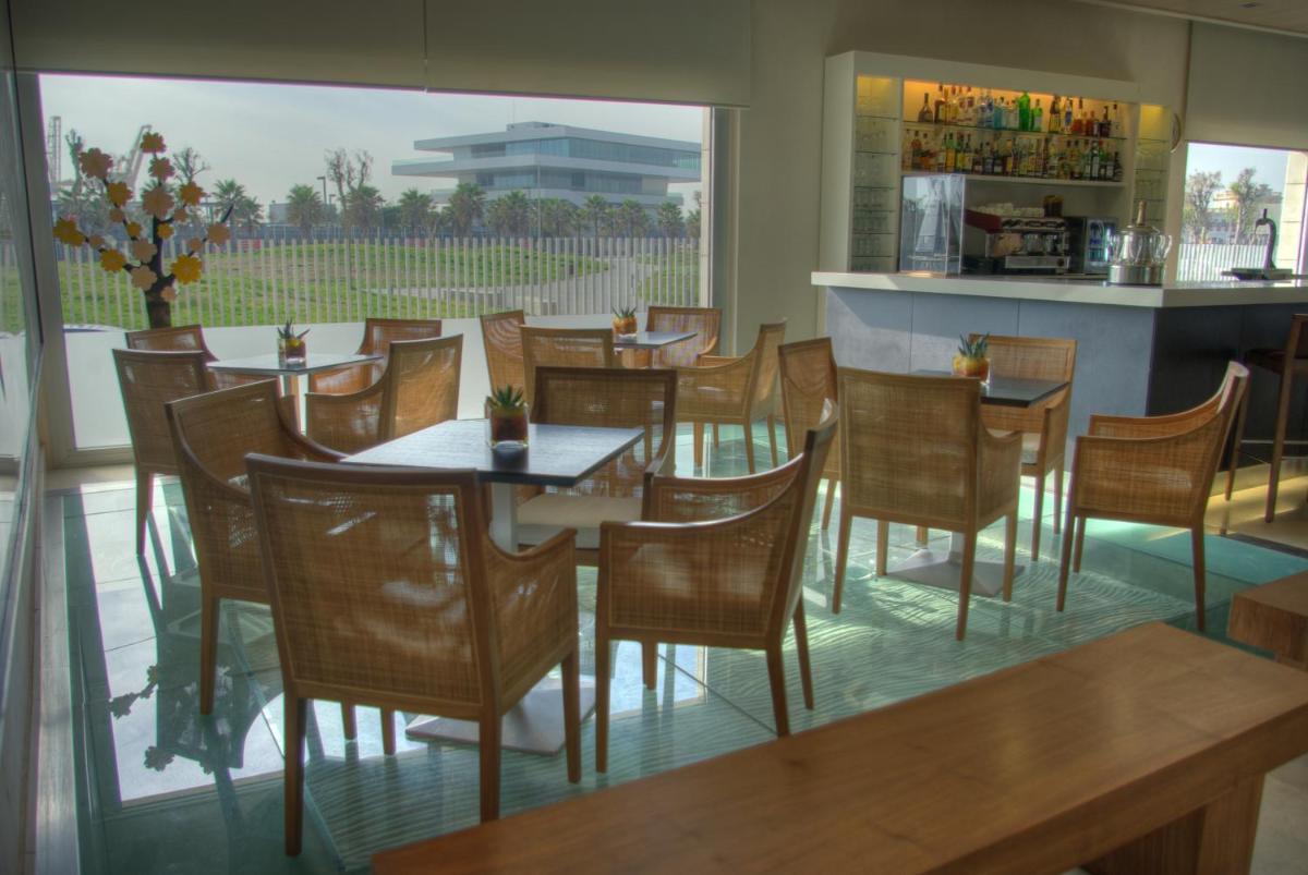 Un restaurante o sitio para comer en Hotel Neptuno Playa & Spa