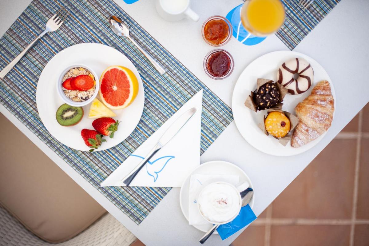 Comida en o cerca de este apartahotel