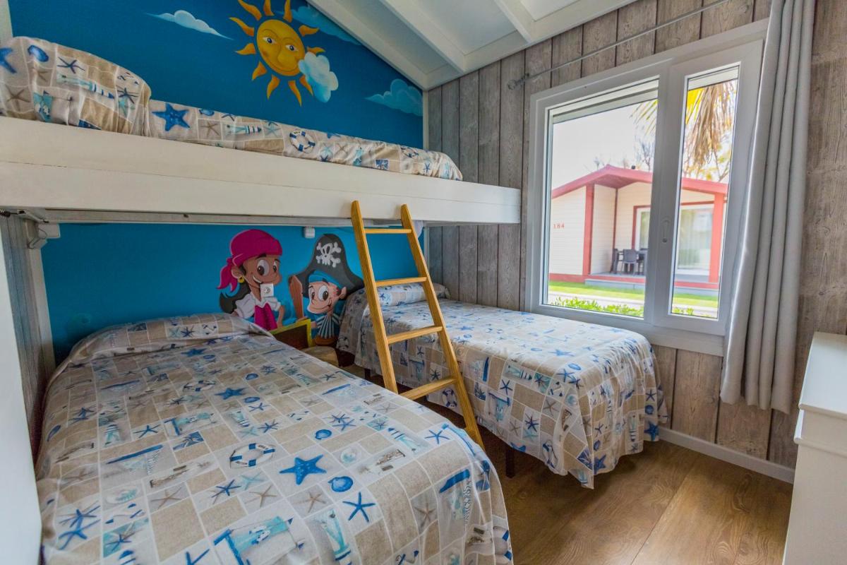 Cama o camas de una habitación en Alannia Guardamar