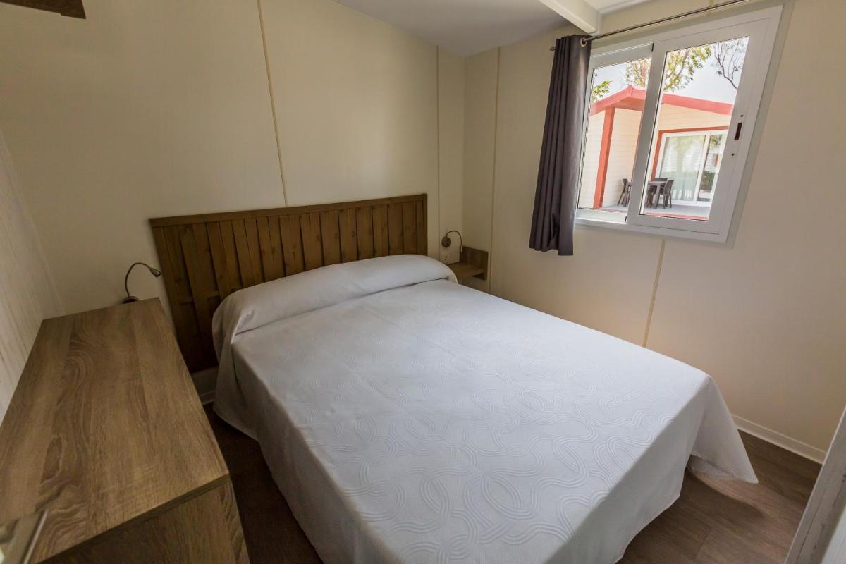 Cama o camas de una habitación en Alannia Guardamar